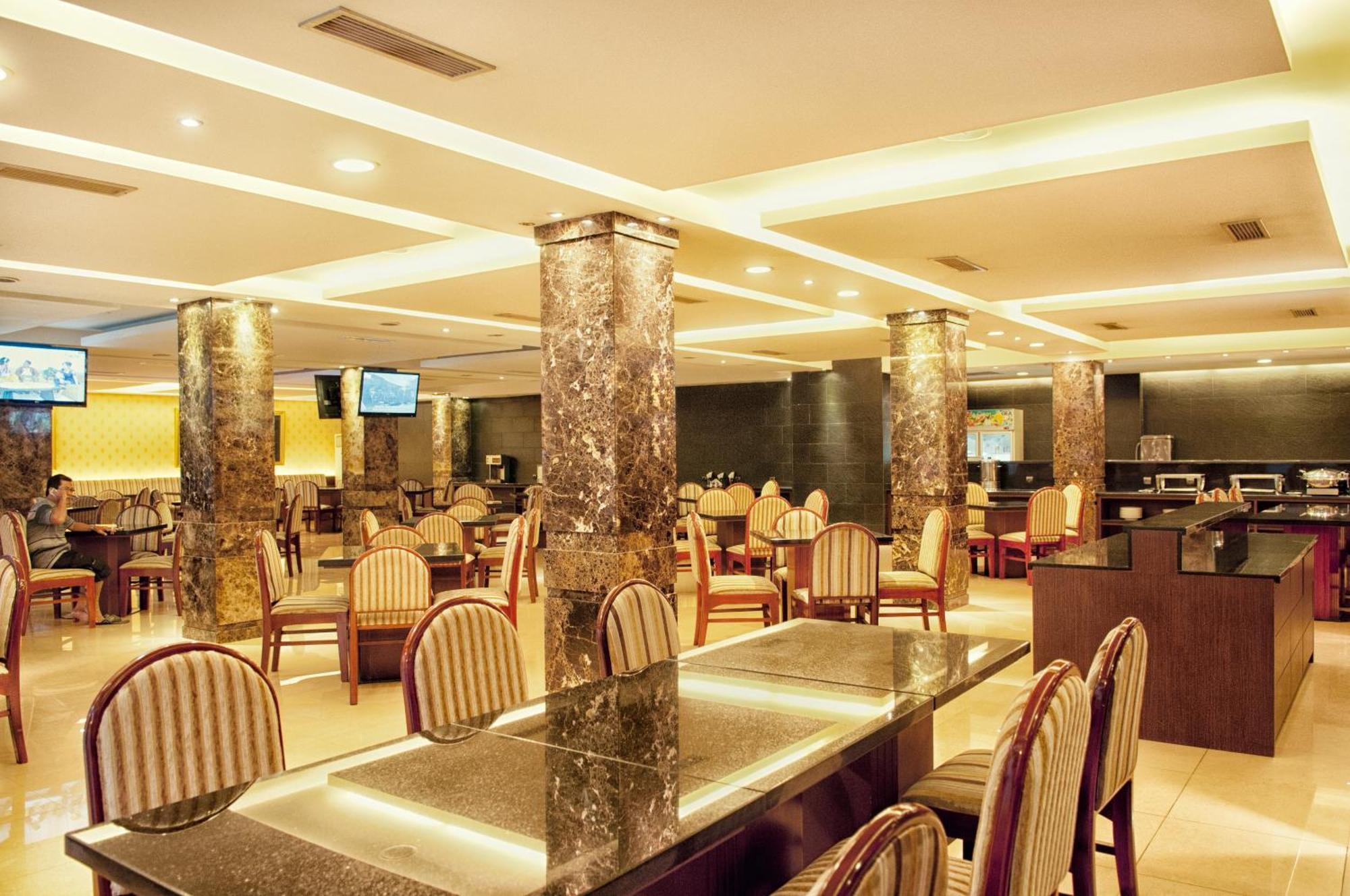 Grand Sakura Hotel Medan Extérieur photo